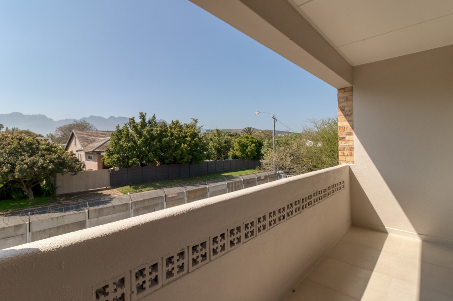 To Let 2 Bedroom Property for Rent in Lionviham Western Cape